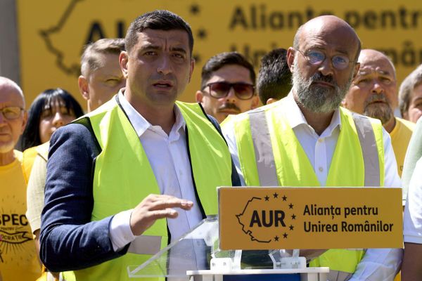 GEORGE SIMION ANUNȚĂ CONSTRUIREA UNUI CENTRU COMUNITAR LA BROȘTENI, ZONĂ AFECTATĂ DE INUNDAȚII. AUR CONSTRUIEȘTE ÎN ZONĂ ȘI PATRU CASE PENTRU SINISTRAȚI