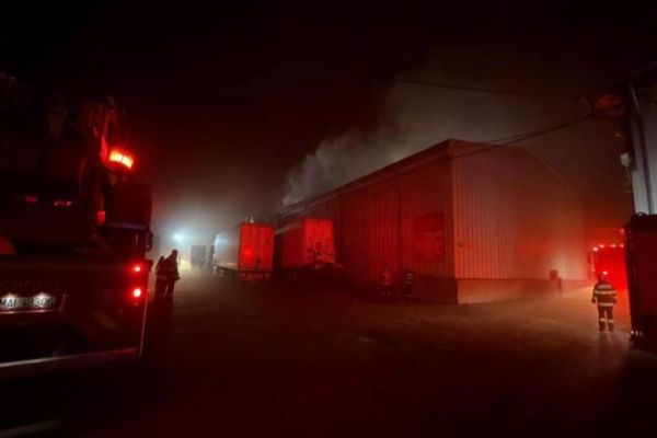 Bătrână de 76 de ani, salvată din flăcări de polițiști. Casa femeii, incendiată intenționat