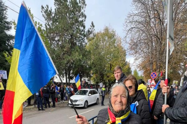 CĂLIN GEORGESCU A AJUNS LA SEMNAREA CONTROLULUI JUDICIAR. MOBILIZARE DE AMPLOARE LA SECȚIA DE POLIȚIE BUFTEA. TRAFICUL A FOST ÎNCHIS 