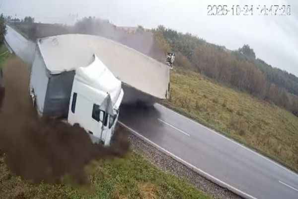 VIDEO | ACCIDENT MORTAL PE E85, LA GRANIȚA DINTRE IAȘI ȘI SUCEAVA. UN POLITICIAN AUR ESTE PRINTRE VICTIME