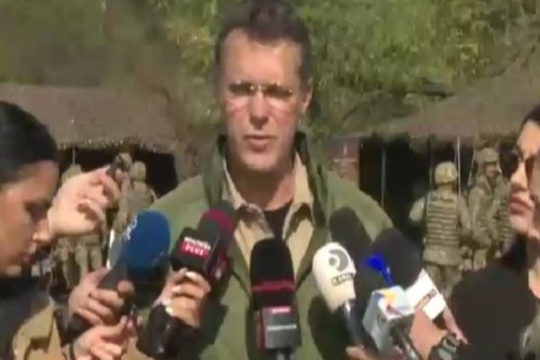 TROTINETISTUL DE LA APĂRARE RECUNOAȘTE CĂ N-A FĂCUT ARMATA, DAR VREA MOBILIZARE. ”SUNT MAI BĂTRÂNEL, DAR CRED CĂ AM O FORMĂ FIZICĂ SUFICIENT DE BUNĂ” 