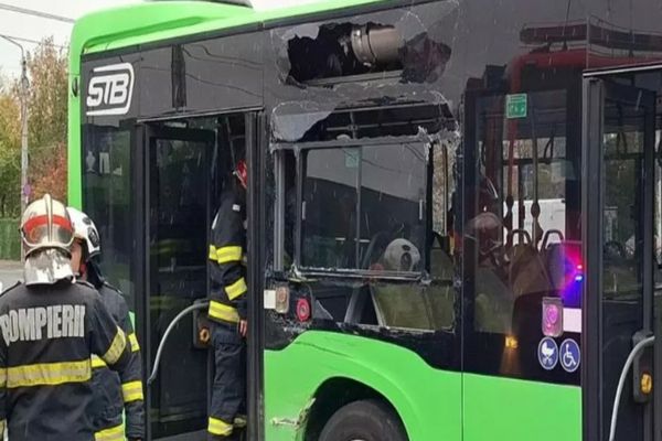 ACCIDENT GRAV ÎN BUCUREȘTI. MAI MULTE PERSOANE AU FOST RĂNITE DUPĂ CE UN TRAMVAI ȘI UN AUTOBUZ S-AU CIOCNIT VIOLENT - VIDEO