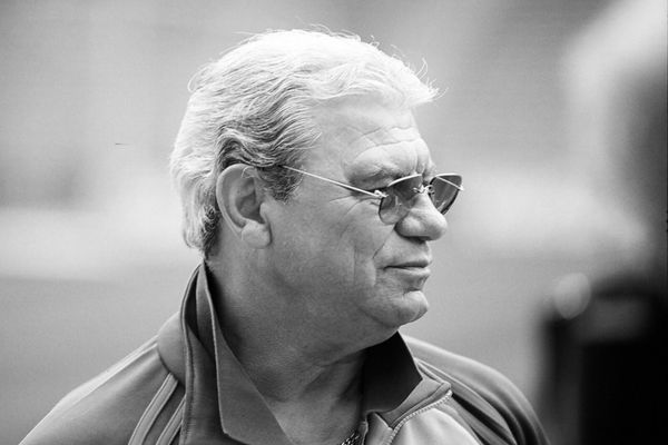 EMERIC IENEI VA FI ÎNMORMÂNTAT CU ONORURI MILITARE, LA ORADEA. STEAUA ÎI ADUCE UN ULTIM OMAGIU PE GHENCEA