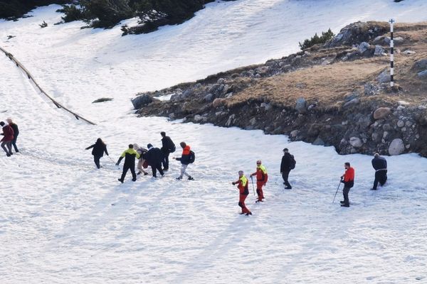 Cozi la telecabinele din Bucegi: administratorii recomandă prudență schiorilor începători