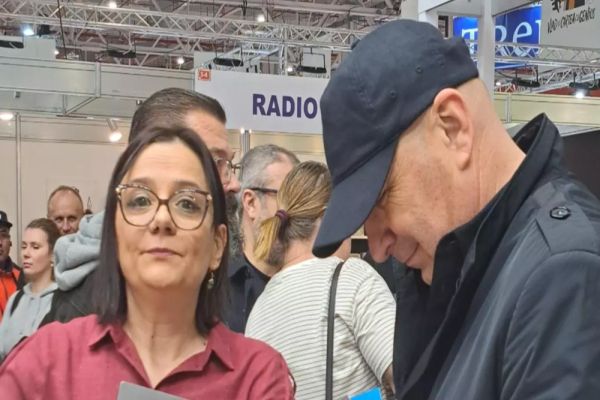 Apariție bizară a premierului la Târgul de Carte! Ilie Bolojan a venit „incognito” cu șapcă pe cap și le-a cerut oamenilor să nu îl fotografieze