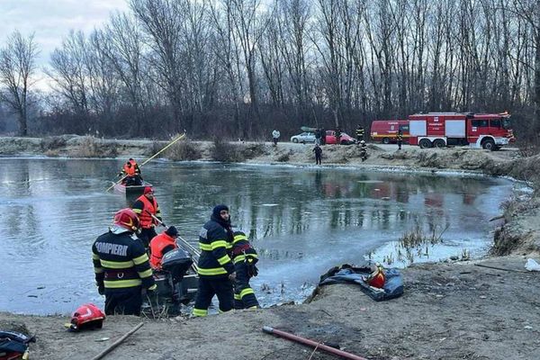Două persoane au căzut în râul Olt / Una dintre ele, scoasă inconştientă de către echipajele de intervenţie