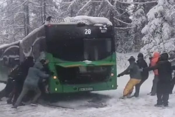 Autobuz împotmolit în zăpadă pe drumul spre Poiana Brașov
