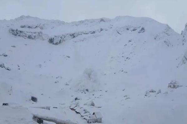 VIDEO Avalanșă de mari dimensiuni, declanșată de doi schiori în Munții Făgăraș, la Bâlea Lac