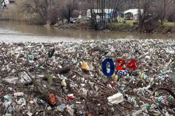 Alertă de mediu! Covor de gunoaie pe Dunăre VIDEO