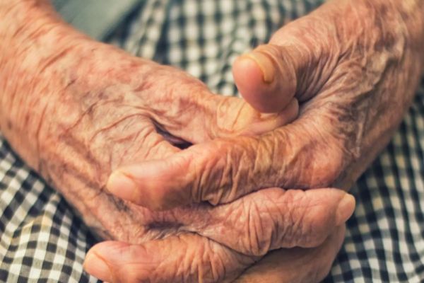 Disperare totală în satele din România: oamenii nu mai au bani de lemne, în plină iarnă