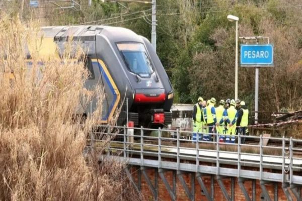 Căile ferate din Italia, sabotate chiar la startul Jocurilor Olimpice de Iarnă: incendii, cabluri tăiate și trenuri blocate