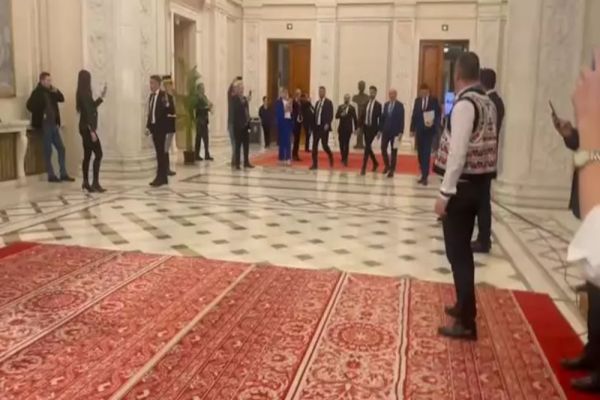 Ilie Bolojan fuge din nou de jurnaliști, într‑un gest de sfidare supremă. Cum pregătește relansarea economică în spatele ușilor închise – VIDEO