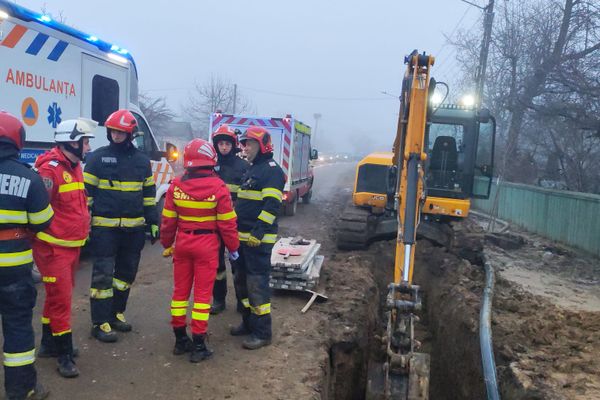 Bărbat prins sub un mal de pământ la Zvoriștea