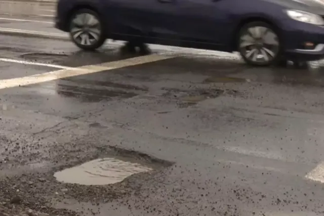 Un șofer și-a stricat mașina pe un drum și a obținut plata avariilor de la Consiliul Județean