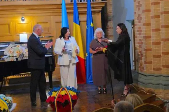 Doi lideri ai comunității românești din Cernăuți, decorați de președintele Nicușor Dan