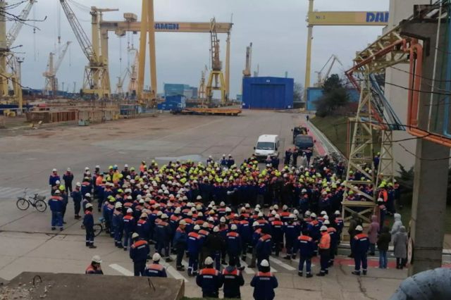 Un nou protest la Șantierul Naval  Mangalia. Angajații au oprit lucrul pentru a doua zi la rând, se strigă "Hoții!" - VIDEO