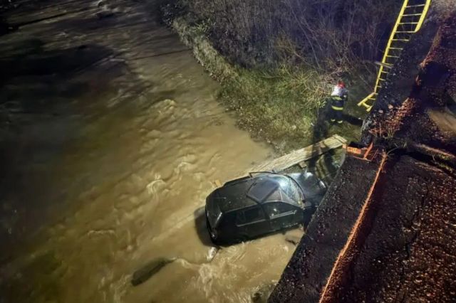 Un tânăr din Suceava a ajuns cu mașina în albia unui pârâu