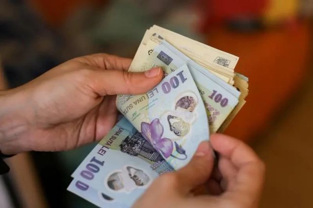 Bonus de până la 40% la salariu, dar nu pentru oricine. Guvernul schimbă regulile pentru unii angajați: nu ai perfomanță, nu primești bani în plus