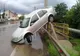 Accident spectaculos la Șcheia. O mașină a rămas suspendată pe un parapet FOTO