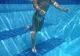 Un copil de zece ani, la un pas de înec, în timp ce se juca nesupravegheat în piscină