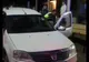 Un tânăr a blocat cu mașina o stradă din Ipotești. A fost scos cu forța de polițiști din vehicul VIDEO