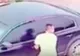 Un individ a fost prins de proprietar în timp ce fura din mașină