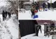 FOTO Tinerii dintr-o comună din Suceava au curățat zăpada din gospodăriile bătrânilor din localitate
