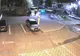 Trei tineri au fost prinși de polițiști în timp ce vandalizau un coș de gunoi VIDEO