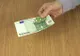 Doi scandalagii care au încercat să mituiască un polițist, trimiși în judecată