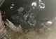 Trei persoane rănite, din care una încarcerată, după ce au intrat cu mașina într-un stâlp FOTO