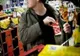 Doi tineri au furat două sticle cu băutură dintr-un supermarket din Vatra Dornei