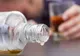 Angajata unui bar a fost agresată de o clientă pentru că a refuzat să-i vândă alcool