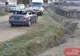 Răzbunare în stil mafiot la Vatra Moldoviței. Mașina unui polițist a fost incendiată FOTO