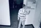 Un bărbat a fost filmat când fură un dozator cu dezinfectant dintr-o scară de bloc VIDEO