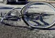 A traversat drumul pe bicicletă și a fost accidentat de un șofer