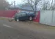 S-a oprit cu mașina în gard! Șoferița a fost transportată la spital