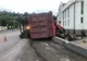 Un autotren plin cu fier vechi s-a răsturnat peste un gard. Norocul a făcut ca în zonă să nu treacă nici un pieton