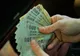 Semnal de alarmă pentru românii care au rate la bancă! Cresc ratele la creditele în lei