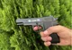Tupeu de taximetrist! A fluturat o armă pentru a speria doi tineri