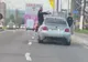 O tânără cu permis de câteva zile, șofer de ocazie pentru doi „cascadori”. Toți trei au sfârșit amendați