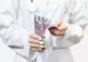 2 ani și 6 luni de închisoare cu suspendare pentru medicul sucevean care a luat mită de 280 de ori într-o lună
