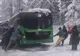 Autobuz împotmolit în zăpadă pe drumul spre Poiana Brașov