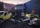 Trei persoane au ajuns la spital, după ce o mașină s-a ciocnit violent cu un TIR