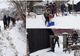 FOTO Tinerii dintr-o comună din Suceava au curățat zăpada din gospodăriile bătrânilor din localitate