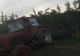 A căzut de pe scara unui tractor în mers! Tractoristul are acum dosar penal