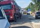 Drum din Suceava, blocat timp de jumătate de oră de sătenii nemulțumiți de traficul auto cu tiruri din Ucraina 